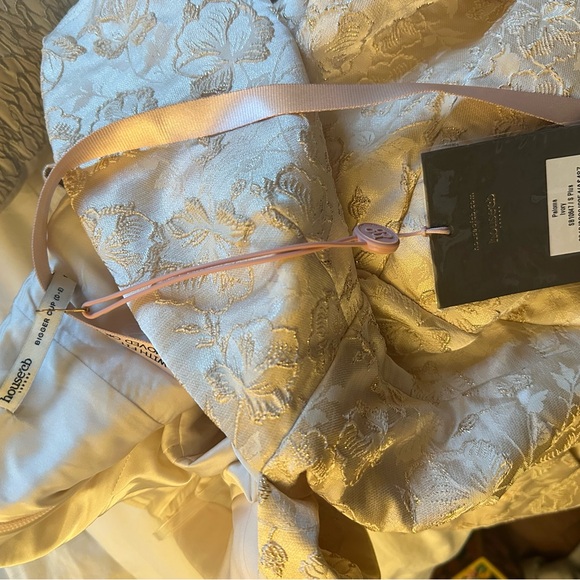 HOUSE OF CB - PALOMA

NWT AND PROTECT TAG- Ivory Metallic Jacquard Midi Dress - Picture 6 of 9